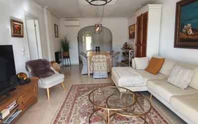 Precioso apartamento de planta baja con terraza grande.